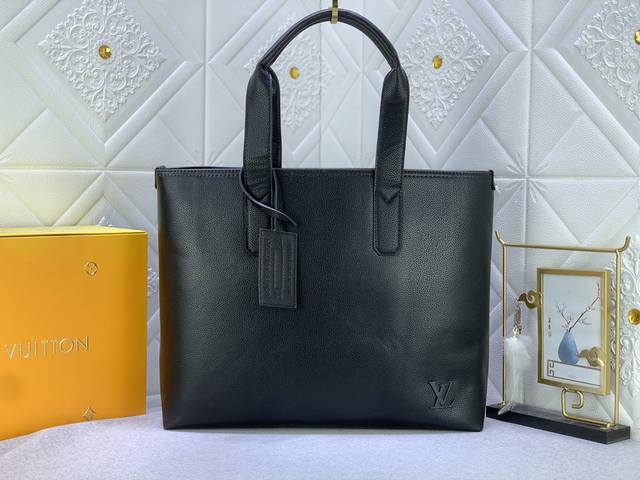 升级原版 M24771 本款 Pilot Tote 手袋出自 Lv Aerogram 系列，以牛皮革塑造宽敞内部，可轻松收纳日常所需。左下角点缀 Lv 字母与皮