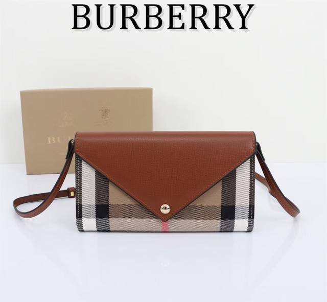 Burberry原单出品～～小肩包手包两用细腻柔软的进口小牛皮搭配格子面料，金色五金配件，专柜品质、做工精细实物拍摄，尺寸22Cm*12Cm*3.5Cm、135