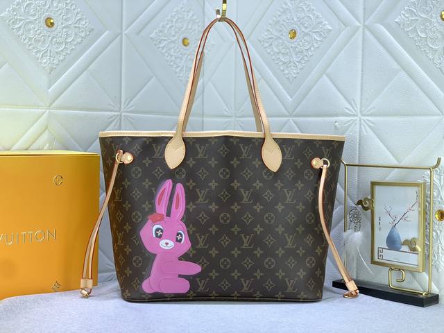 升级原版 M47 M40995 本款 Neverfull 中号托特包出自 Nicolas Ghesquière 和中国艺术家孙一钿的合作系列，以牛皮革贴饰呈现后