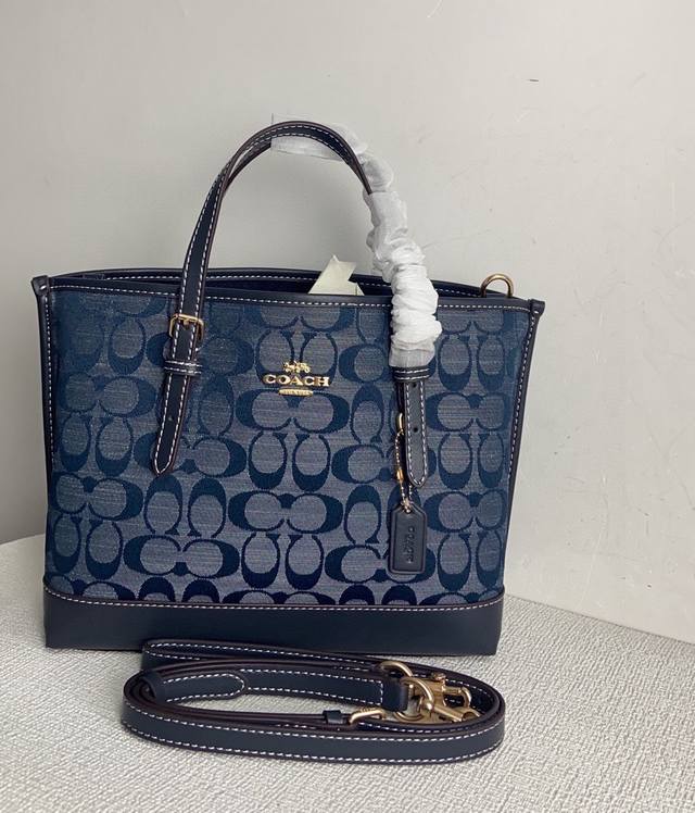 蔻驰新款 新款ch228 C家帆布托特包 Mollie Tote 25 材质是条纹提花织布 多种搭配方式，可手拎 可单肩，可以斜挎 又一爆款节奏 小个子妹妹们，