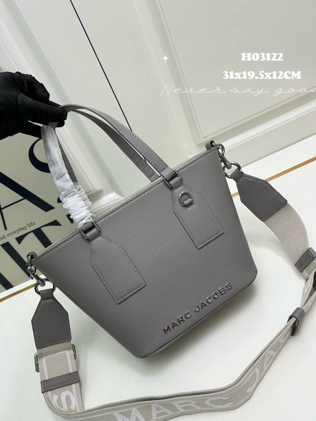 新款 Marc Jacobs 荔枝纹牛皮 ，宽肩带斜挎包，型号3122、尺寸：31X19.5X12Cm