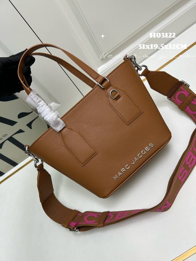 新款 Marc Jacobs 荔枝纹牛皮 ，宽肩带斜挎包，型号3122、尺寸：31X19.5X12Cm