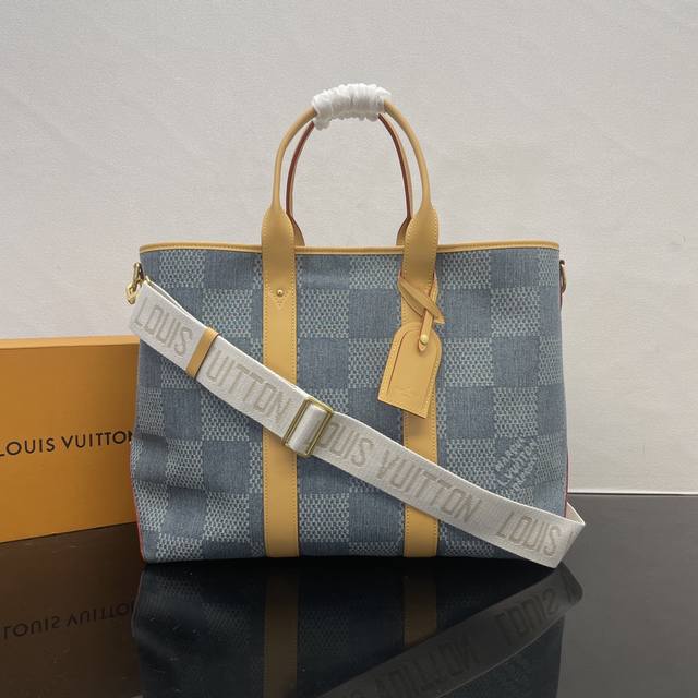 顶级原单n40702 本款 Weekend Tote 手袋取材 Pharrell Williams 创作的 Damier Denim 3D 棉质帆布，以经过 G