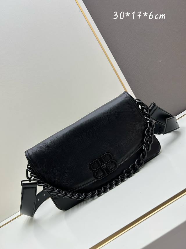 中号 最新爆款，包身采用精选头层牛皮，Balenciag 新品 Soft 包袋 来咯 头层牛皮 手感极好 链条肩带搭配不同风格 皮质柔软细腻 容量很可 Bb金属