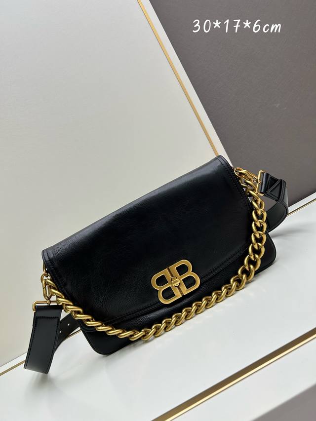 中号 最新爆款，包身采用精选头层牛皮，Balenciag 新品 Soft 包袋 来咯 头层牛皮 手感极好 链条肩带搭配不同风格 皮质柔软细腻 容量很可 Bb金属