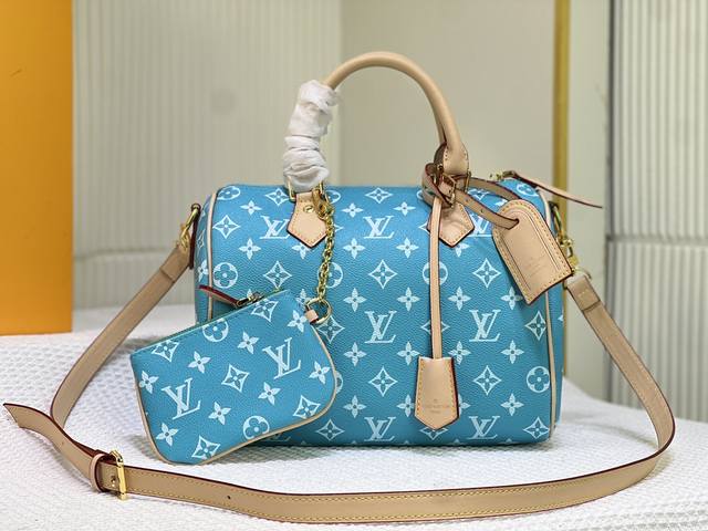 小包对版内里 M24425 M24424本款 Speedy P9 Bandoulière 25 Monogram Leather 手袋选用柔软牛皮革，以 Mon