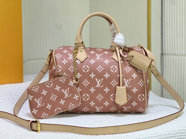 小包对版内里 M24425 M24424本款 Speedy P9 Bandoulière 25 Monogram Leather 手袋选用柔软牛皮革，以 Mon