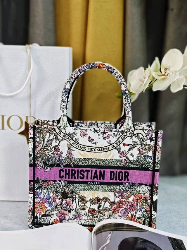 这款 Book Tote 手袋由 Dior 女装创意总监玛丽亚 嘉茜娅 蔻丽 Maria Grazia Chiuri 设计，是体现 Dior 美学的主打产品。采