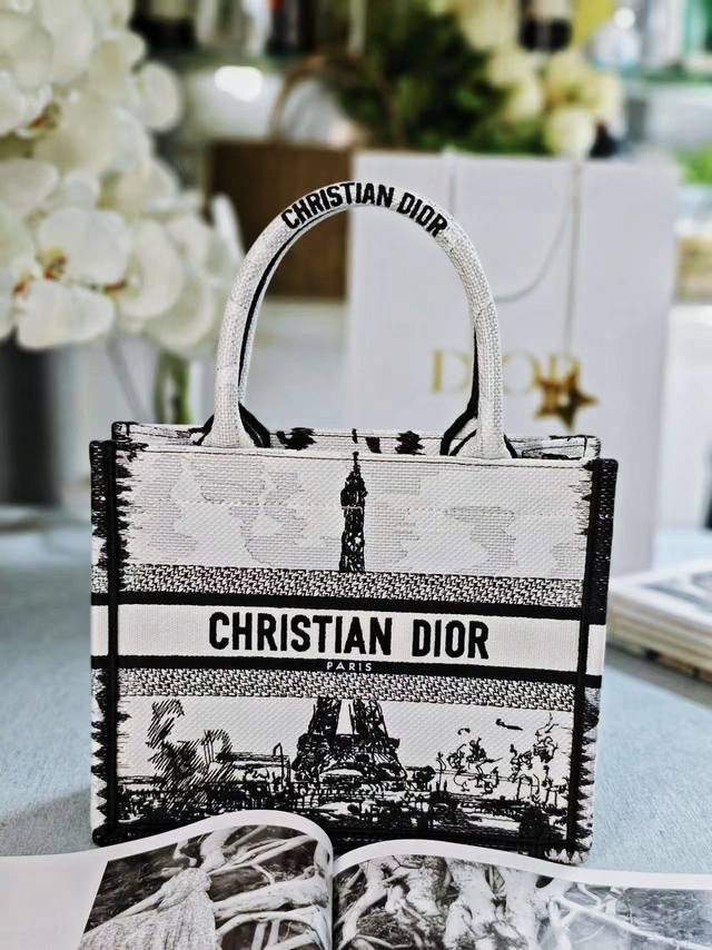 这款 Dior Book Tote 手袋由 Dior 女装创意总监玛丽亚 嘉茜娅 蔻丽 Maria Grazia Chiuri 设计，是体现 Dior 美学的主