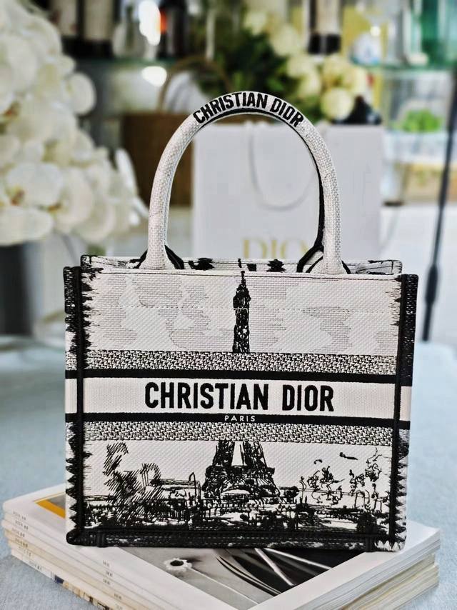 这款 Dior Book Tote 手袋由 Dior 女装创意总监玛丽亚 嘉茜娅 蔻丽 Maria Grazia Chiuri 设计，是体现 Dior 美学的主