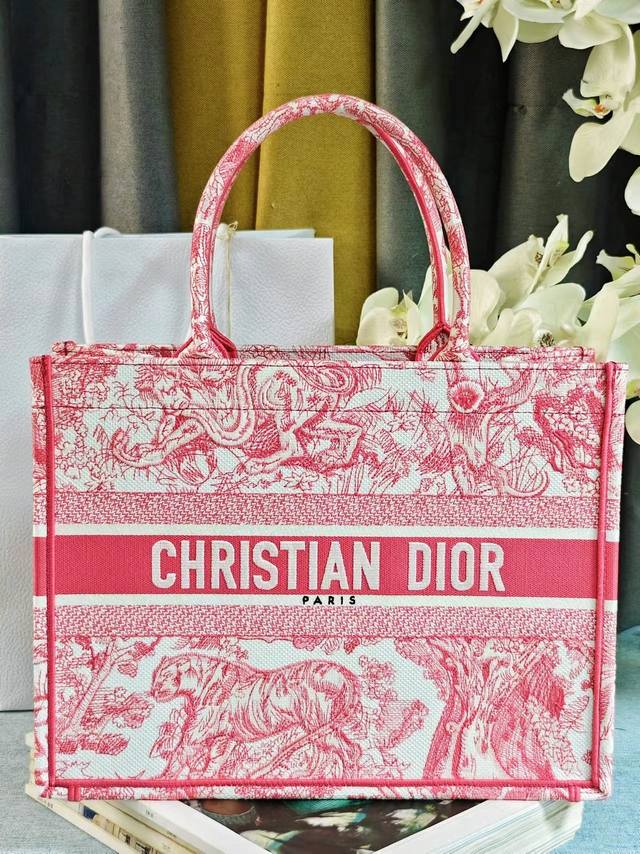 2024新颜色 这款 Book Tote 手袋由 Dior 女装创意总监玛丽亚 嘉茜娅 蔻丽 Maria Grazia Chiuri 设计，是体现 Dior 美