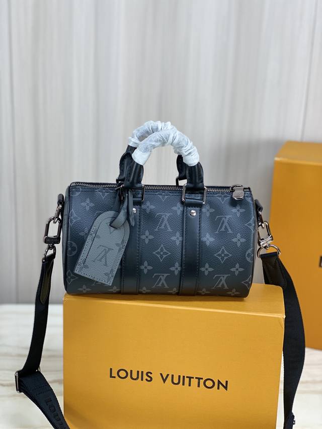 M46271黑花本款keepall 25 手袋取材 Monogram Eclipse Reverse 帆布，展现路易威登经典图案的优雅重绎。加固饰带和皮革名牌延