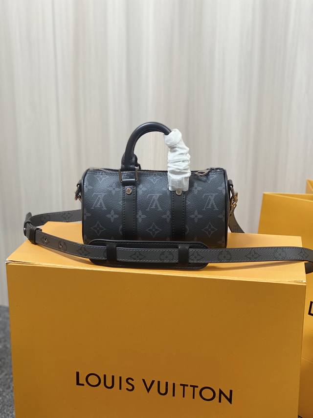 M45947Keepall Xs 手袋本款手袋取材 Monogram Eclipse Reverse 帆布，以紧凑构型再现 Keepall 旅行袋的标志风采。经