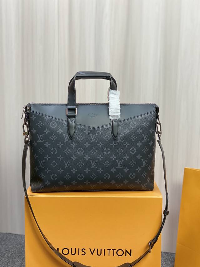 M40566 藤原浩闪电系列 男士公文包:这个系列以 Louis Vuitton 最经典的 Monogram 皮革系列作为蓝本 颜色上选用深蓝色及黑色 Loui