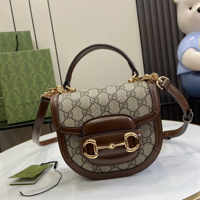 配全套原厂绿盒包装 新品 Gucci Horsebit 1955系列迷你手提包。Gucci Horsebit 1955系列焕新呈献迷你肩背包款式，兼具出色百搭特