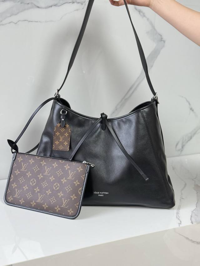 Carryall Dark 中号手袋 M25143 尺寸：39.0 X 30.0 X 15.0 Cm 以柔软羊皮革塑造时尚慵懒廓形，为 2024 春夏秀场造型增