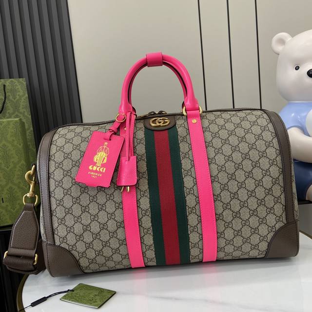 配全套原厂绿色礼品袋 新品 Gucci Savoy系列中号旅行包。这款单品出自gucci Lido系列，设计灵感源自意大利海岸的夏日风情和海滩俱乐部。荧光紫红融