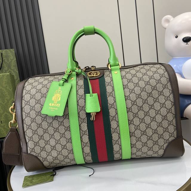 配全套原厂绿色礼品袋 新品 Gucci Savoy系列中号旅行包。这款单品出自gucci Lido系列，设计灵感源自意大利海岸的夏日风情和海滩俱乐部。荧光绿色融