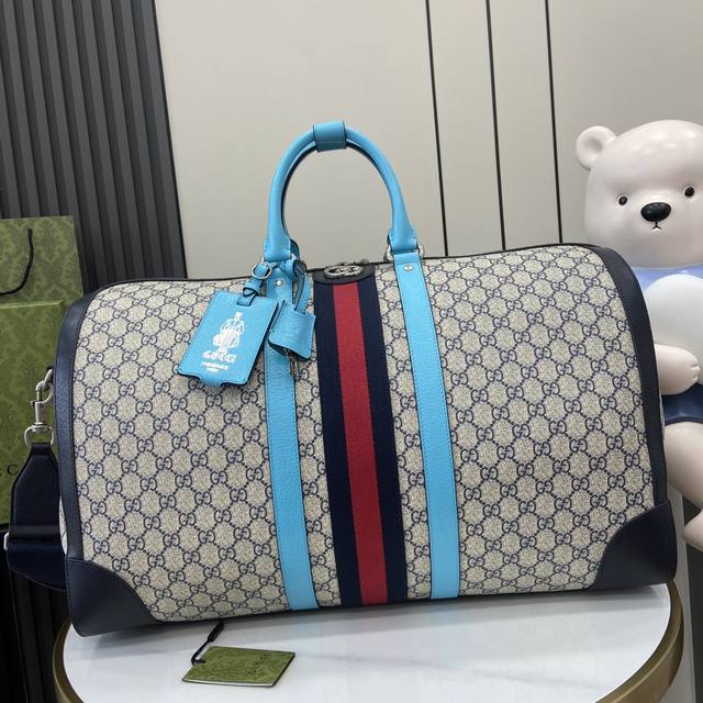 配全套原厂绿色礼品袋 Gucci Savoy系列大号旅行包。Gucci Savoy系列推出全新设计旅行包，选用米色和蓝色gg Supreme帆布材质，饰以品牌的