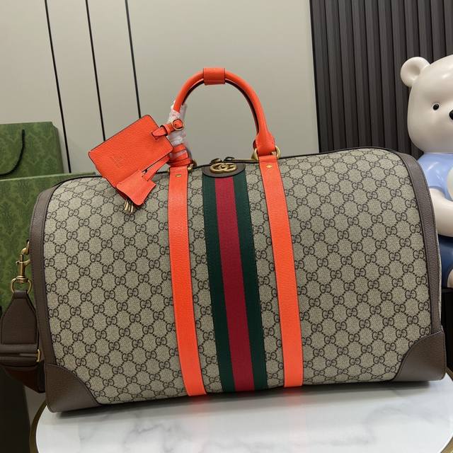 配全套原厂绿色礼品袋 Gucci Savoy系列大号旅行包。Gucci Savoy系列推出全新设计旅行包，选用米色和橙色gg Supreme帆布材质，饰以品牌的