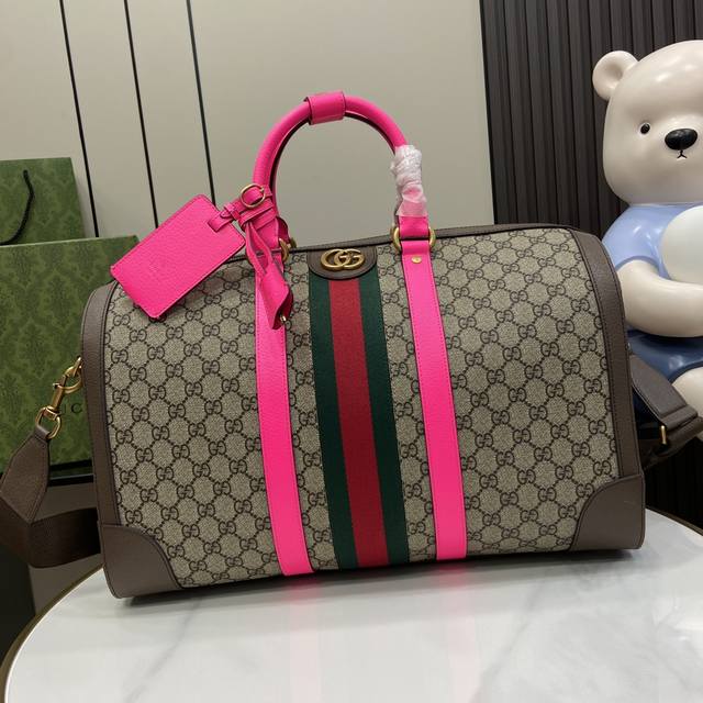 配全套原厂绿色礼品袋 新品 Gucci Savoy系列中号旅行包。这款单品出自gucci Lido系列，设计灵感源自意大利海岸的夏日风情和海滩俱乐部。荧光紫红融