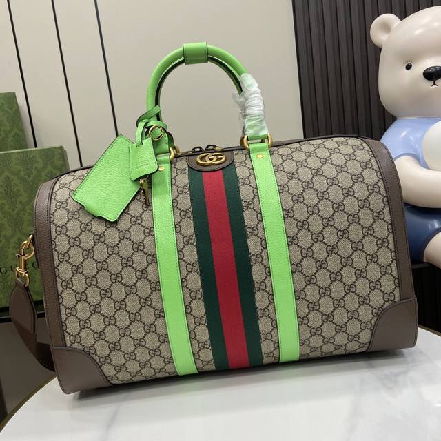 配全套原厂绿色礼品袋 新品 Gucci Savoy系列中号旅行包。这款单品出自gucci Lido系列，设计灵感源自意大利海岸的夏日风情和海滩俱乐部。荧光绿色融