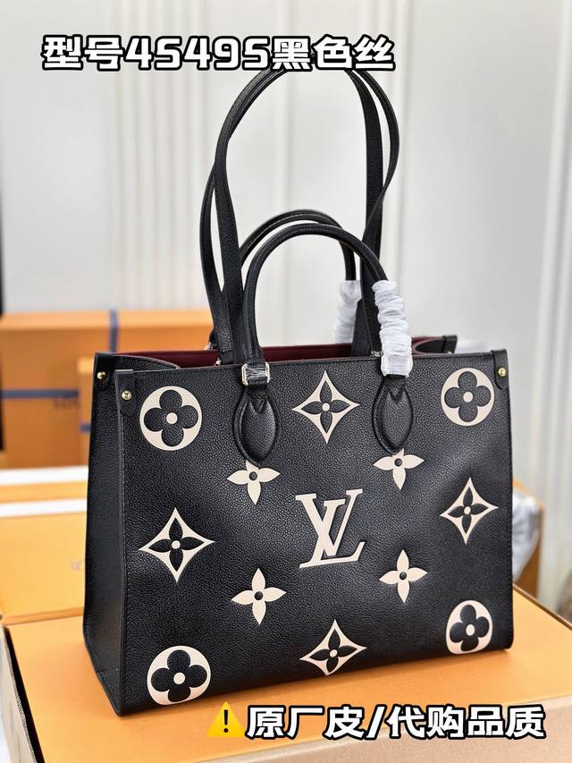 M45495黑色丝印 本款 Onthego 中号 Tote 包将 Medium Monogram 图案先印染后压印于柔软粒面牛皮革，其充裕内里可容纳笔记本电脑及