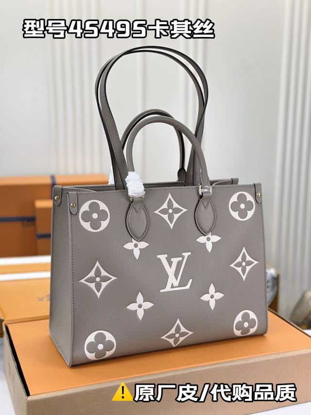 M45495卡其丝印 本款 Onthego 中号 Tote 包将 Medium Monogram 图案先印染后压印于柔软粒面牛皮革，其充裕内里可容纳笔记本电脑及