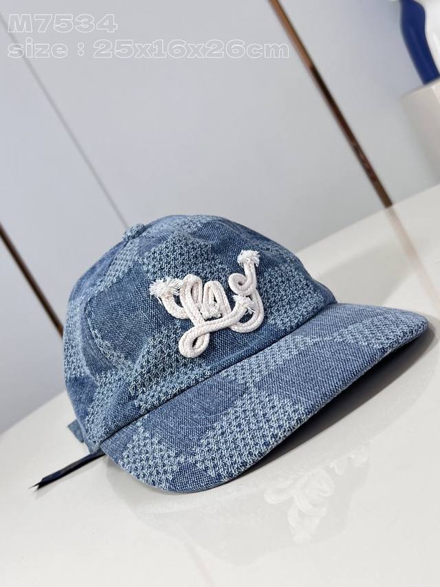 出厂价 顶级原单 M7534 Damier Denim 3D 棒球帽取材丹宁布，以清新笔触描绘 Pharrell Williams 于 2024 春夏秀场焕新演