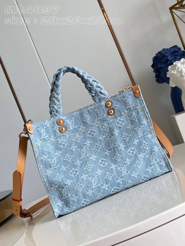 顶级原单 独家实拍 M24897 Let Go 小号托特包以 Onthego 手袋为蓝本，通过 Monogram Denim 的水洗色调和编织手柄传递夏日气息，