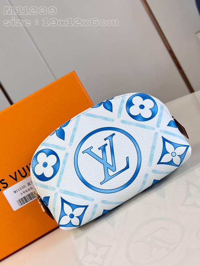 顶级原单 独家实拍 M11239蓝彩 本款 Pochette Cosmétique 小号化妆包取材 Monogram Tiles 涂层帆布，以夏日水彩笔触描绘