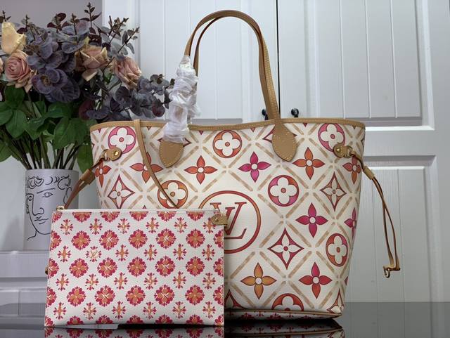 顶级原单 特惠 Neverfull 中号手袋 M11263 25317玫红 2024夏天 选用 Monogram Tiles 帆布塑造托特包构型，再以皮革饰边勾