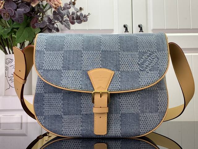 顶级原单 特惠 Montsouris 中号邮差包 N40743蓝色 格子牛仔 选用 Damier Denim 3D 棉质帆布塑造圆润廓形，令别致格纹肌理呈现柔软