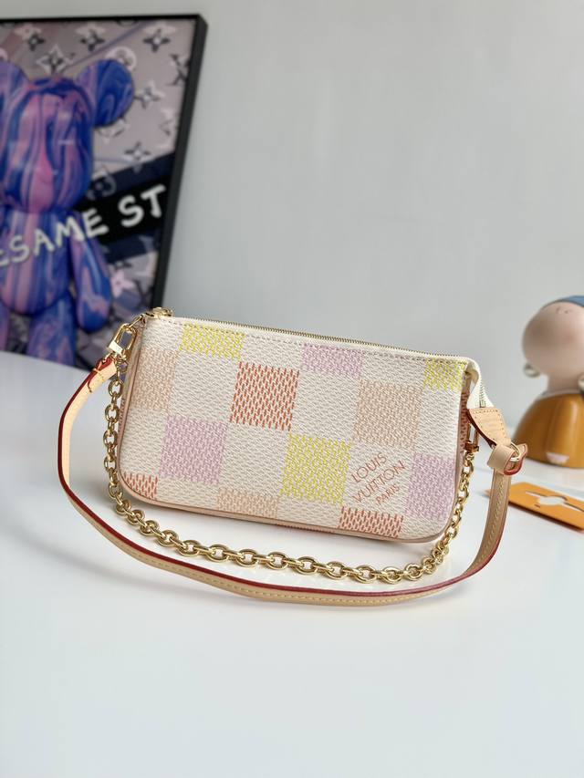 海外原单n40642粉独家实拍！本款 Pochette Accessoires 手袋出自 Damierlicious 系列。Damier 帆布包身浸染柔和色调。