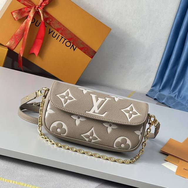 海外原单m82211独家实拍！本款 Wallet On Chain Ivy 手袋为 Monogram Empreinte 粒面皮革压印大号 Monogram 图