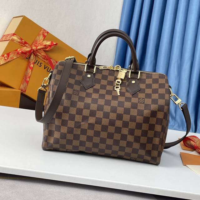 海外原单n41367独家实拍！本款 Speedy 30 手袋取材优雅 Damier Ebene 帆布，是一款优质都市包袋。原为 1930 年代的旅行者而设计，以