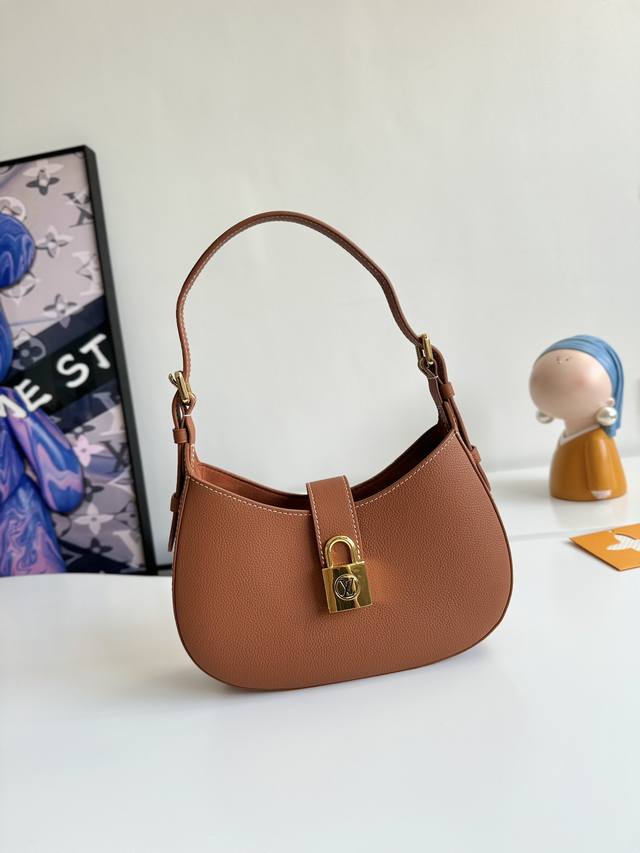 海外原单m24885独家实拍！ 本款 Low Key Shoulder Bag 手袋以华美设计再度印证品牌精湛匠艺。柔软牛皮革浸染从容色调，可调节肩带与绒面内衬