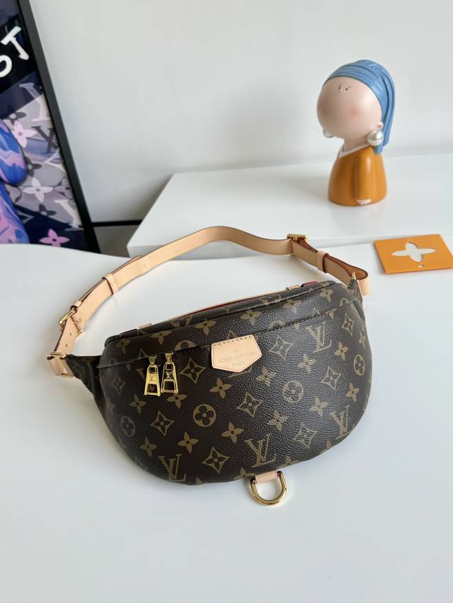 海外原单bumbag腰包m43644独家实拍！由经典monogram帆布裁制而成，饰有“Louis Vuitton Paris”皮质贴牌，此款腰包可为运动造型增