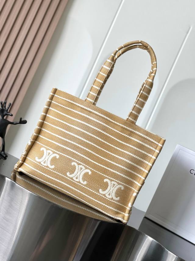 Celine 24S｜夏季新品条纹织物牛皮革tote Cacbs Celine新款条纹系列｜慵懒夏日感 轻盈的包身散发着轻松的夏日气息啦♀～设计简约不简单 白色