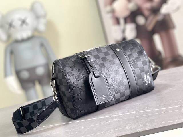 顶级原单n40452黑格 男包枕头包系列 City Keepall 手袋 本款 City Keepall 手袋拼合 Damier Infini 压纹皮革和 Da