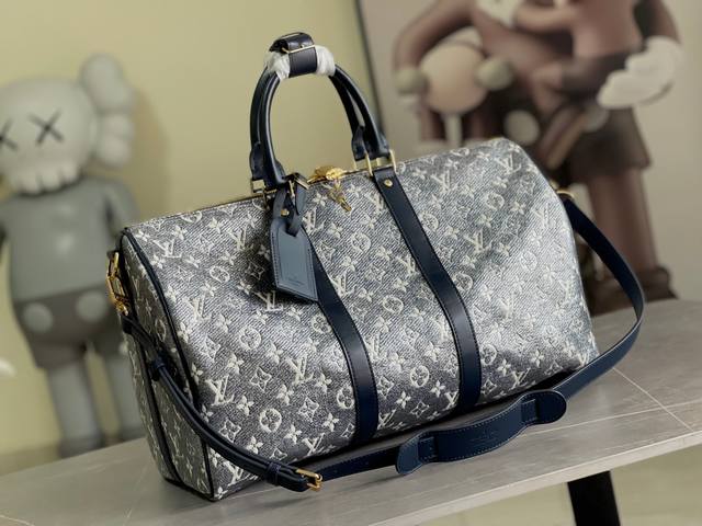 M22923蓝色 炫彩科技刺绣 Keepall Bandoulière 45 旅行袋 以当季monoglam 面料塑造瞩目构型。该面料由棉与装饰线织就的 Mon