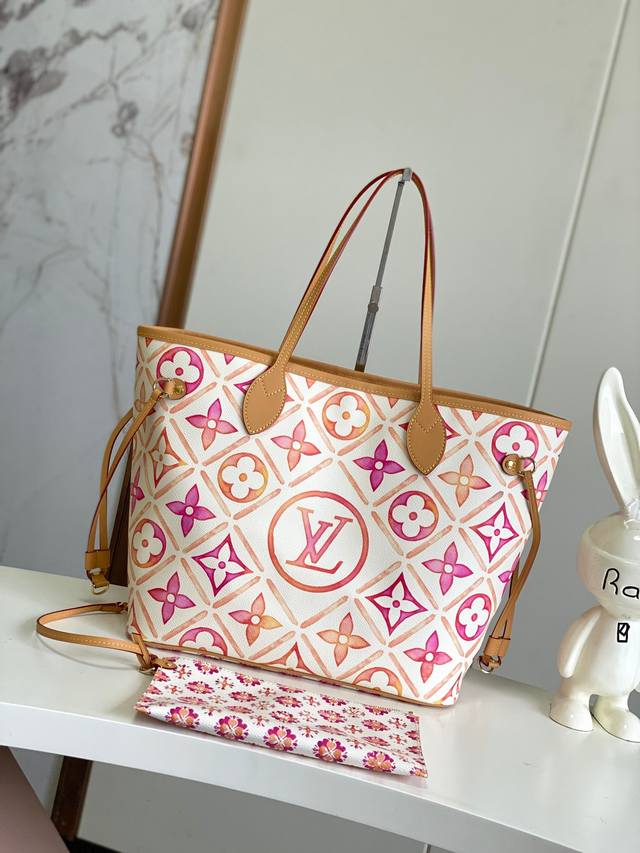 海原外单 独实家拍 动态芯片 M11263蓝色 M25317红色 Neverfull 中号手袋选用 Monogram Tiles 帆布塑造托特包构型，再以皮革饰