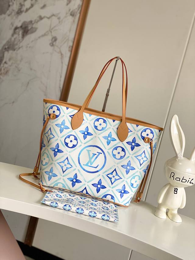 海原外单 独实家拍 动态芯片 M11263蓝色 M25317红色 Neverfull 中号手袋选用 Monogram Tiles 帆布塑造托特包构型，再以皮革饰