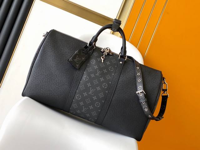 变码芯片版 M53763 M30235 黑色 Keepall 50旅行袋 配肩带 质地柔软、风格优雅的原创keepall旅行袋，十字纹配花料旅行袋标志性taig