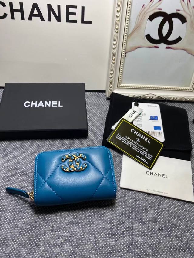 Chanel 19K非常重磅的标志性第一系列 超大菱格纹，穿链cc扣～ 原版羊皮、卡包型号ap0949 尺寸11*7.5*2.5