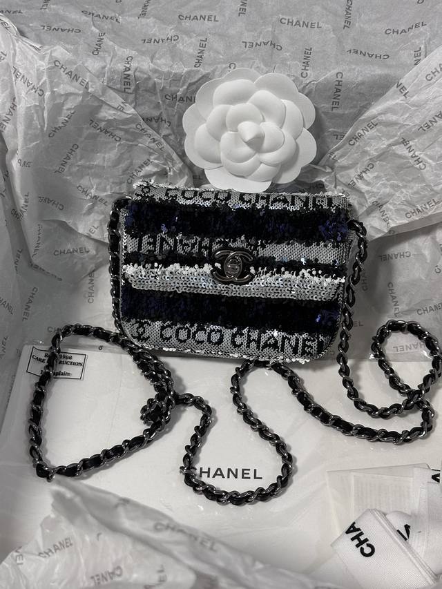 Ｃｈａｎｅｌ22S Mini 黑银亮片小废包 装不下手机只能装可爱.. 链子可斜挎 It’S So Cute