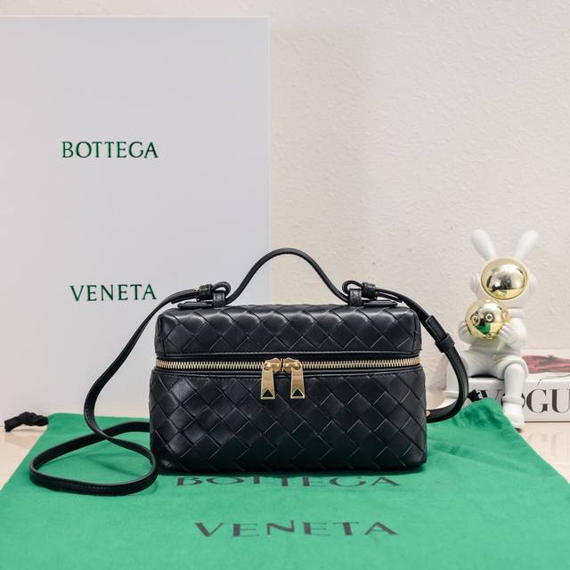 Bottega Veneta 24春夏編織拉鍊斜挎包 一款可以做化妝包的斜挎包包，精緻的編織，小巧的包身，是即將到來的夏天必不可少的穿搭點綴，雙拉鍊也更好的保護