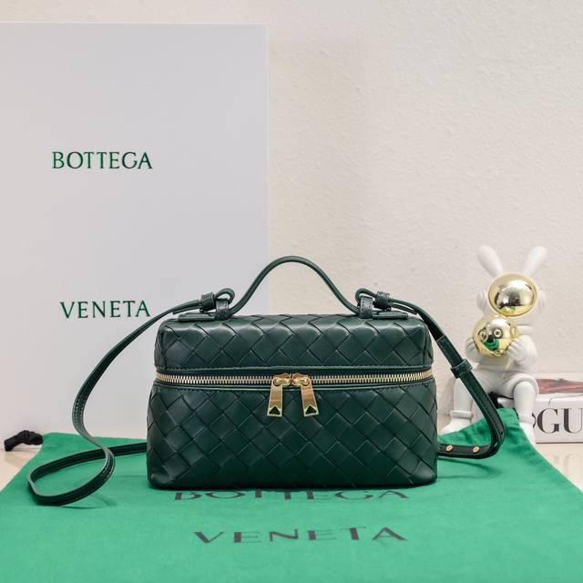 Bottega Veneta 24春夏編織拉鍊斜挎包 一款可以做化妝包的斜挎包包，精緻的編織，小巧的包身，是即將到來的夏天必不可少的穿搭點綴，雙拉鍊也更好的保護