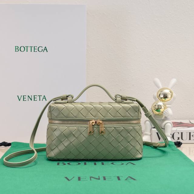 Bottega Veneta 24春夏編織拉鍊斜挎包 一款可以做化妝包的斜挎包包，精緻的編織，小巧的包身，是即將到來的夏天必不可少的穿搭點綴，雙拉鍊也更好的保護