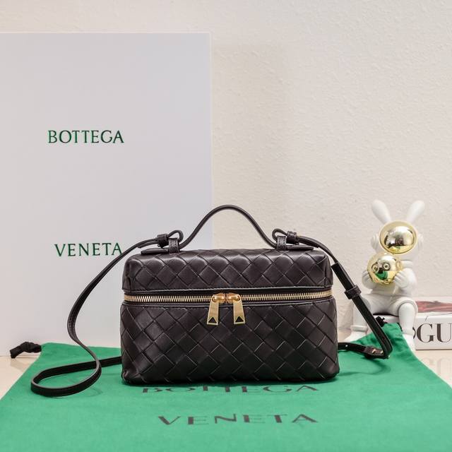 Bottega Veneta 24春夏编织拉链斜挎包 一款可以做化妆 的斜挎 精致的编织，小巧的包身，是即将到来的夏天必不可少的穿搭点缀，双拉链也更好的保护了